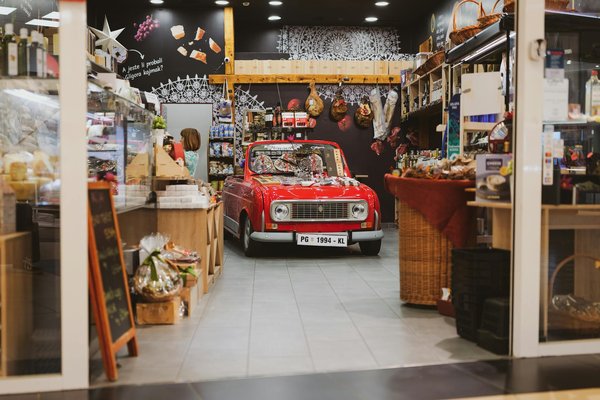 Top inventory management techniques for streamlining operations in high-volume restaurants